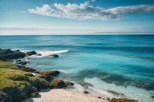 un' bellissimo blu oceano con onde e nuvole foto