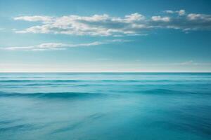 un' bellissimo blu oceano con onde e nuvole foto