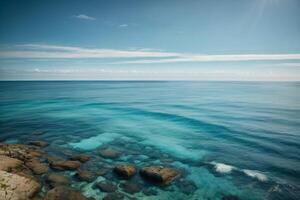 blu oceano con montagne e nuvole foto