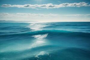 blu oceano con montagne e nuvole foto