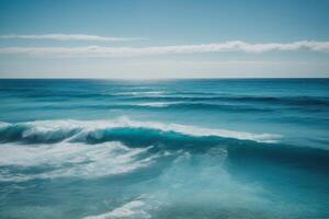 blu oceano con montagne e nuvole foto