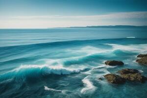 blu oceano con montagne e nuvole foto