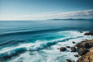 blu oceano con nuvole e sole nel il cielo foto