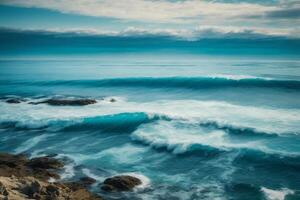 blu oceano con nuvole e sole nel il cielo foto