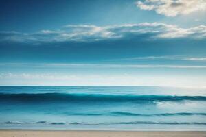 blu oceano con nuvole e sole nel il cielo foto