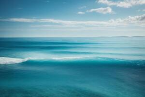 blu oceano con nuvole e sole nel il cielo foto