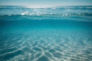 un' bellissimo spiaggia con onde e blu cielo foto