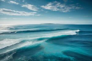 un' bellissimo spiaggia con onde e blu cielo foto