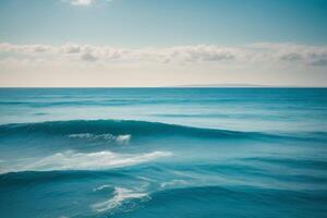 un' bellissimo spiaggia con onde e blu cielo foto