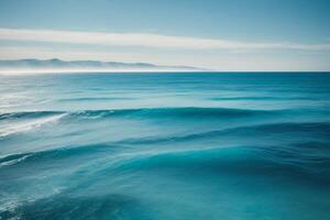 un' bellissimo spiaggia con onde e blu cielo foto