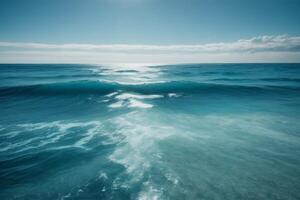 un' bellissimo spiaggia con onde e blu cielo foto