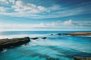 un' bellissimo spiaggia con onde e blu cielo foto