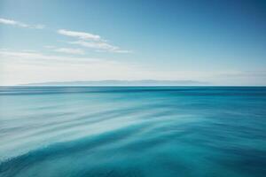 un' Visualizza di il oceano a partire dal sopra con onde foto