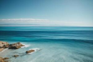 un' Visualizza di il oceano a partire dal sopra con onde foto