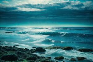 un' Visualizza di il oceano a partire dal sopra con onde foto