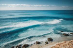 un' Visualizza di il oceano a partire dal sopra con onde foto