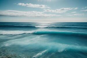 blu oceano onde e sole raggi nel il oceano foto