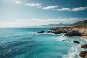 blu oceano onde e sole raggi nel il oceano foto