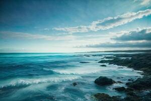 blu oceano onde e sole raggi nel il oceano foto