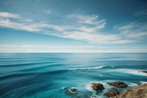 blu oceano onde e sole raggi nel il oceano foto