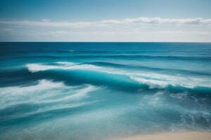 blu oceano onde e sole raggi nel il oceano foto