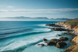 blu oceano onde e sole raggi nel il oceano foto