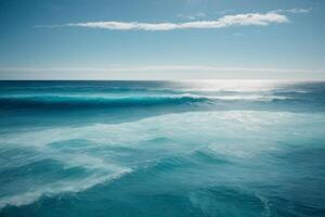 blu oceano onde e sole raggi nel il oceano foto