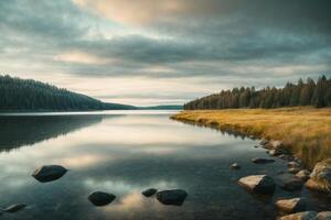 un' lago circondato di alberi e rocce foto