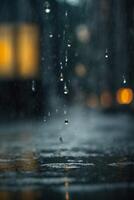 gocce di pioggia su il strada a notte foto
