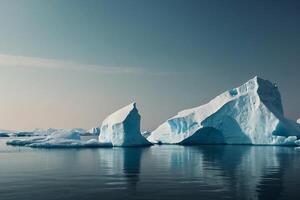 iceberg galleggiante nel il acqua con un' nuvoloso cielo foto