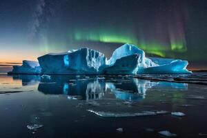 iceberg galleggiante nel il acqua a tramonto foto