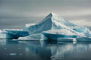 iceberg galleggiante nel il acqua a tramonto foto