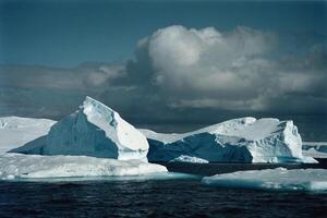 iceberg galleggiante nel il acqua a tramonto foto