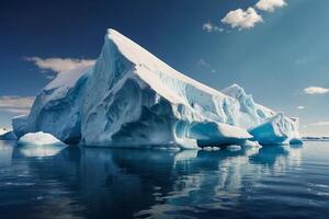 iceberg galleggiante nel il acqua a tramonto foto