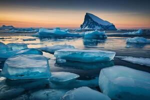 iceberg galleggiante nel il acqua a tramonto foto