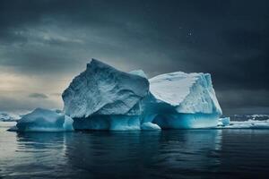 iceberg galleggiante nel il acqua a tramonto foto