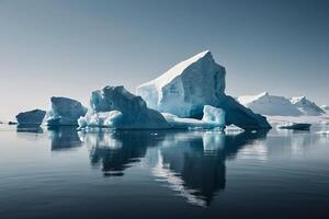 iceberg nel il acqua con un' nuvoloso cielo foto