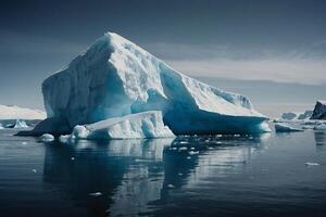 iceberg galleggiante nel il acqua con buio nuvole foto