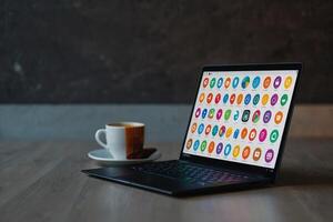 il computer portatile con colorato icone su il schermo foto