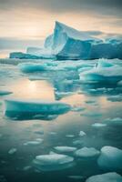 iceberg galleggiante nel il oceano con un' nuvoloso cielo foto