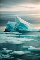 iceberg galleggiante nel il oceano con un' nuvoloso cielo foto