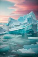 iceberg galleggiante nel il oceano con un' nuvoloso cielo foto