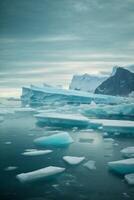 iceberg galleggiante nel il acqua con blu acqua foto