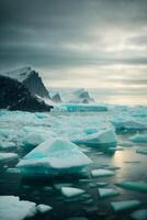 iceberg galleggiante nel il acqua a tramonto foto