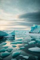 iceberg galleggiante nel il acqua a tramonto foto