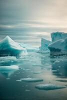 iceberg galleggiante nel il acqua con un' nuvoloso cielo foto