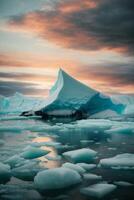 iceberg galleggiante nel il acqua a tramonto foto