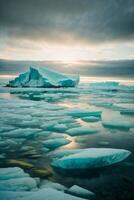 iceberg galleggiante nel il acqua a tramonto foto