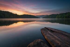 un' log si siede su il riva di un' lago a Alba foto