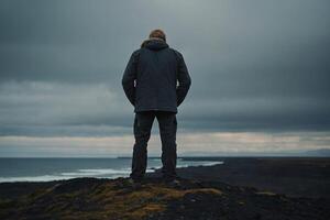 uomo in piedi su il bordo di un' scogliera prospiciente il irlandesi paesaggio foto